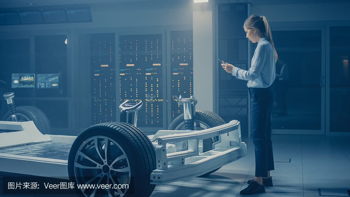 电动汽车底盘平台的汽车工程师,利用平板电脑增强现实与三维CAD软件建模。创新设施:带轮子的车架,发动机,电池